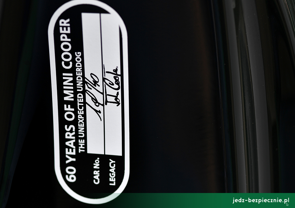Premiera tygodnia - Mini Anniversary Edition - John Cooper - plakietka z odręczną numeracją auta